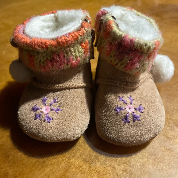 Weebok by Reebok Tiny Baby Girl Size 0 pretty Snowflake Sweater Trim zip Boots - Picture 2 of 7